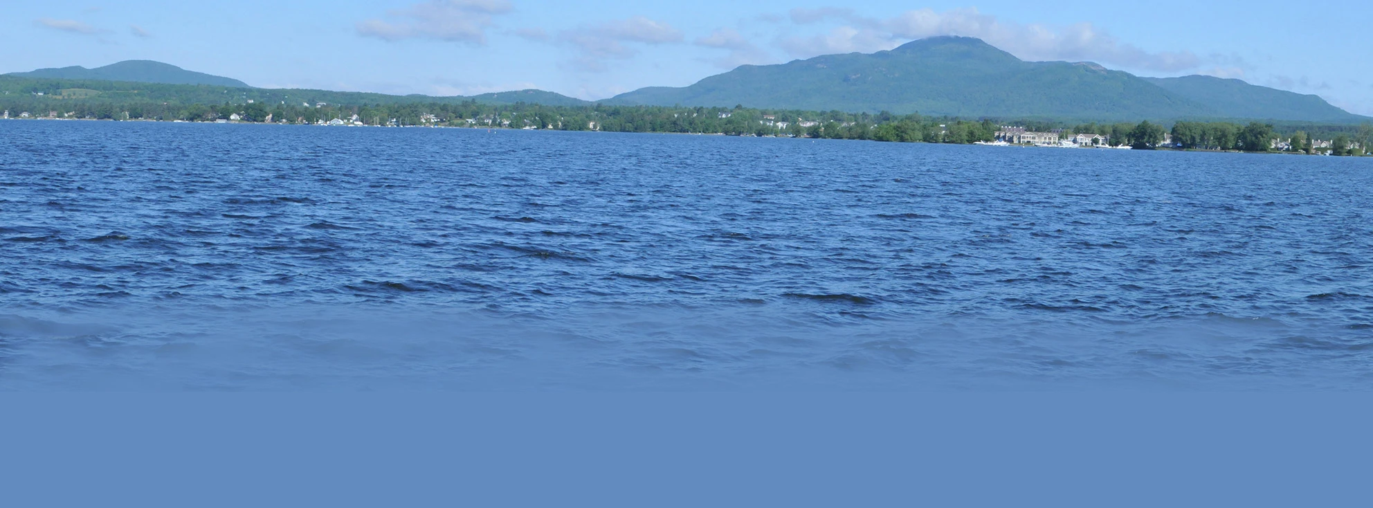 Vue sur le lac Memphrémagog et les montagnes depuis Southière-sur-le-Lac