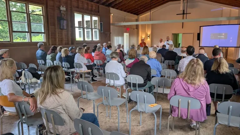 Membres de l’APS réunis à la Chapelle lors d’une assemblée