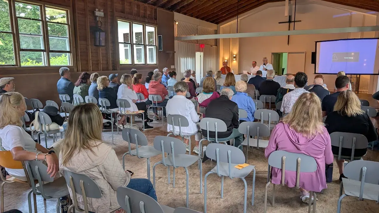 Membres de l’APS réunis à la Chapelle lors d’une assemblée