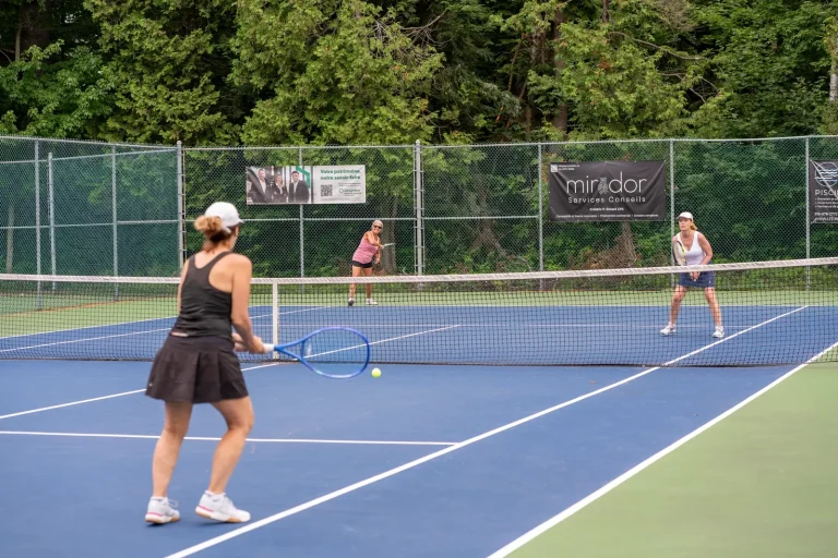 Partie de tennis en double sur les terrains du Club de tennis de Southière-sur-le-Lac