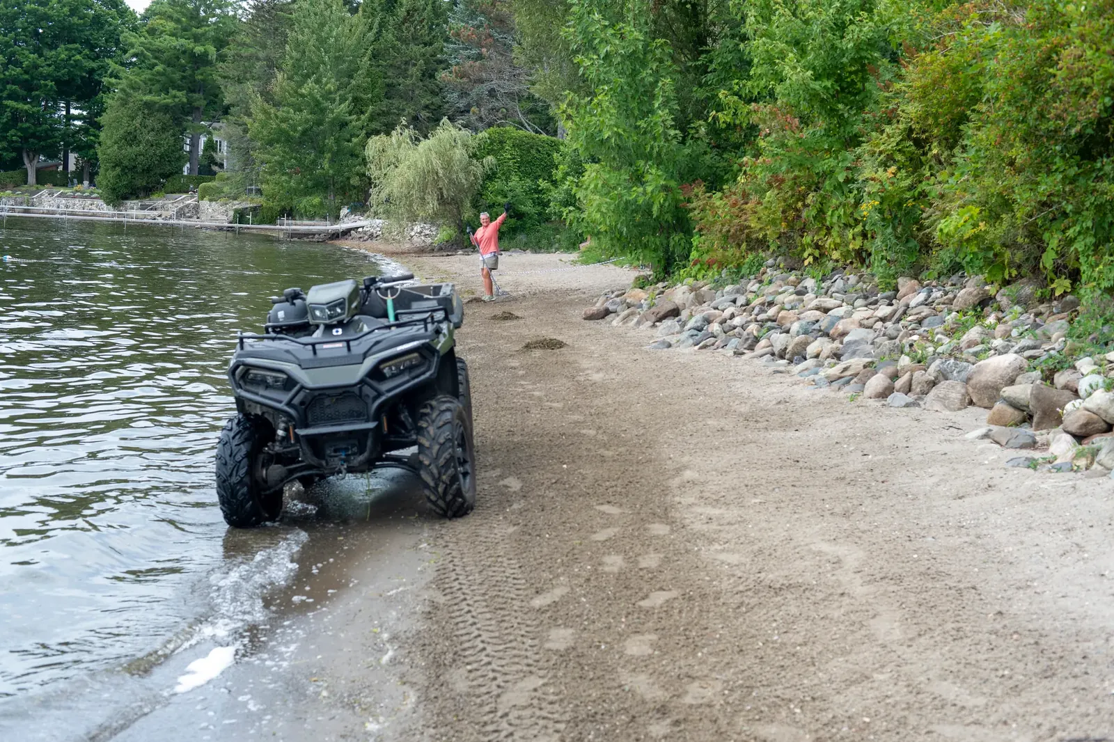 Véhicule tout-terrain sur la grève pendant l’entretien de la plage de Southière-sur-le-Lac