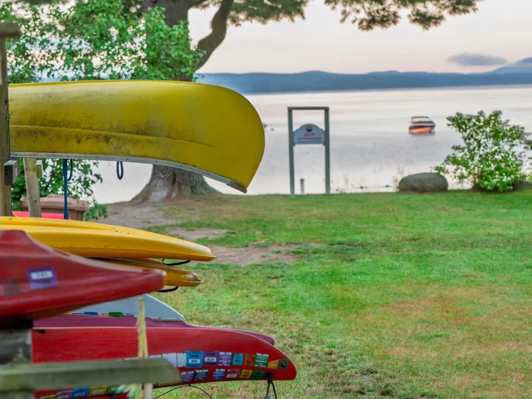 Canots et kayaks sur les supports de rangement des membres, au bord du lac