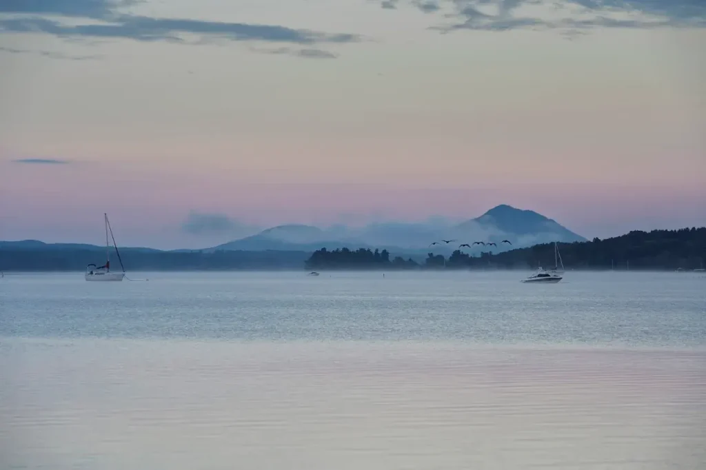 Voiliers sur le lac Memphrémagog au crépuscule, vus de Southière-sur-le-Lac